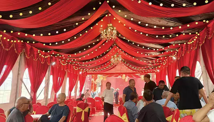 वाइन भोजको लागि पुश-एन्ड-पुल टेन्टले बाहिरी भोजनको अनुभवलाई क्रान्तिकारी बनाउँछ